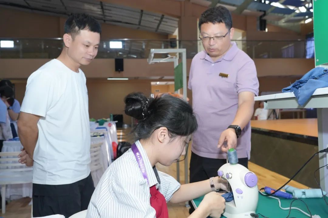 青春創(chuàng)意點亮時尚舞臺——海口山高中學2025校園服裝設計大賽圓滿落幕-圖片2