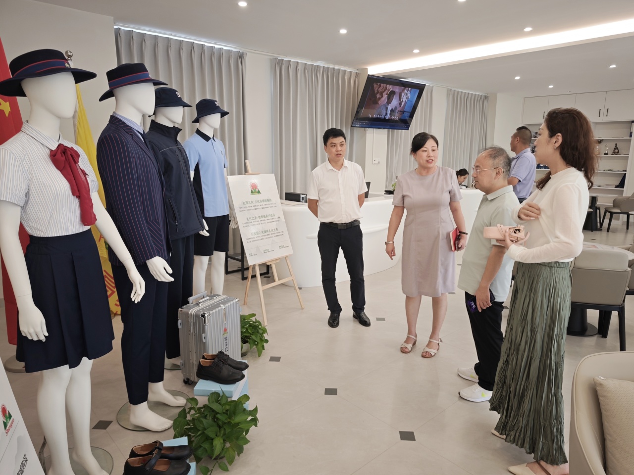 校際交流啟新程，共話教育謀發(fā)展——吉林大學(xué)萊姆頓學(xué)院代表蒞臨?？谏礁咧袑W(xué)參觀交流-圖片1