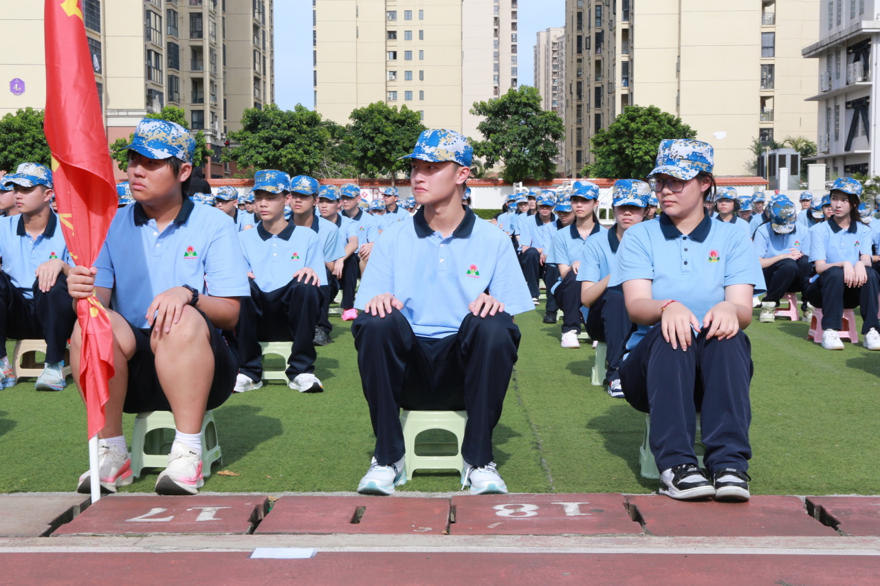 燃情開營！?？谏礁咧袑W(xué)2025級高一新生開啟軍訓(xùn)成長之旅-圖片1