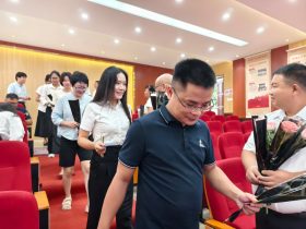 逐光同行，共啟新程——?？谏礁咧袑W(xué)舉行2025年秋季新教師、新職工入Jia儀式