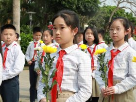 少先隊| 緬懷英烈鑄中魂 傳承紅色樹新風(fēng)———海口山高學(xué)校清明烈士陵園祭奠先烈活動